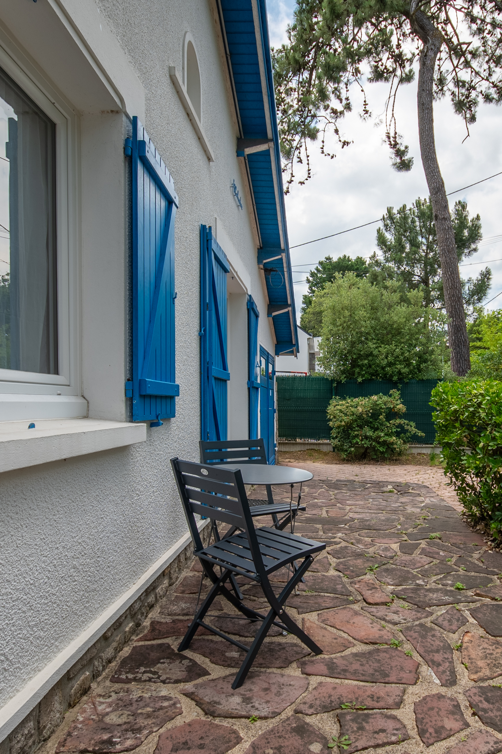 Terrasse en pierre le long de la maison