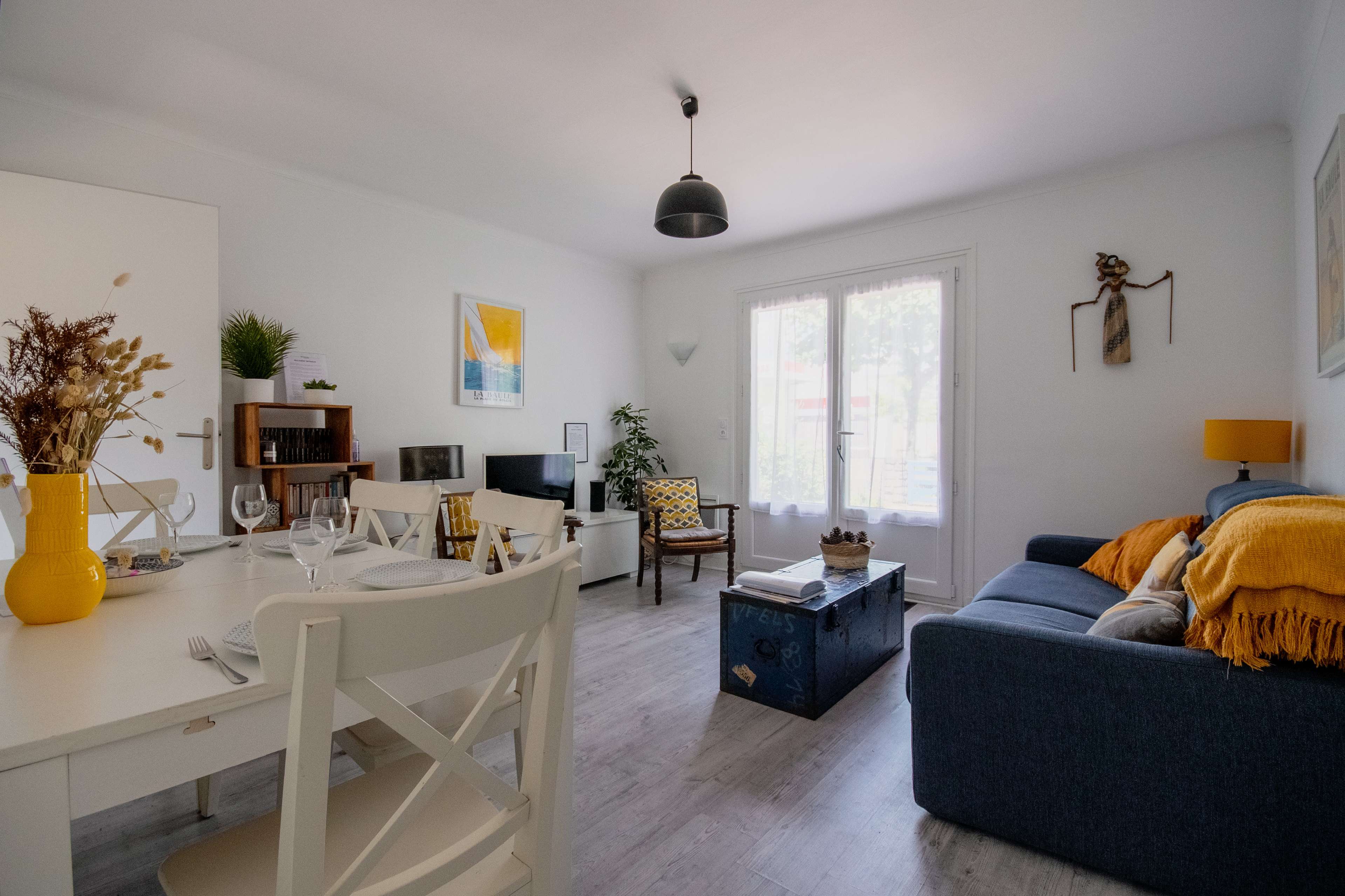 Salon avec espace déjeuner